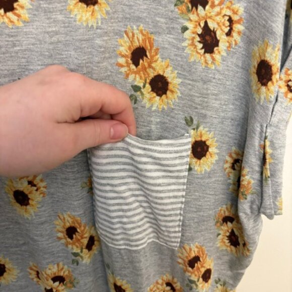 Gray Sunflower Print T-Shirt with Striped Pocket - Picture 2 of 4